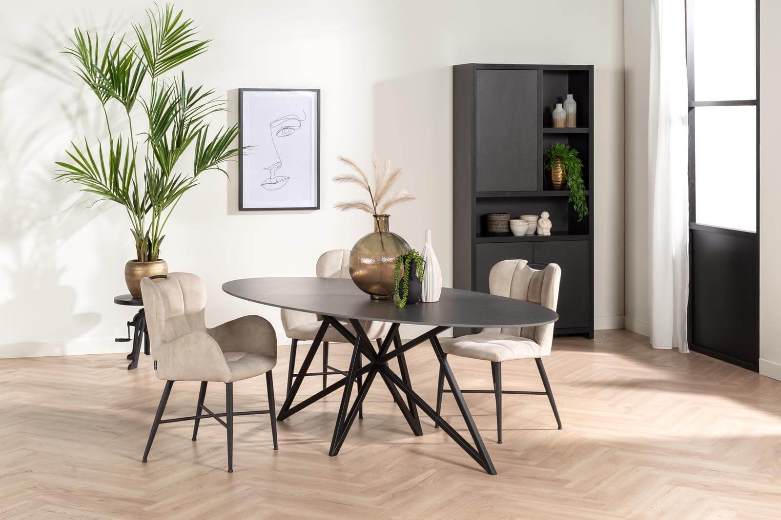 Zwarte eettafel in moderne woonstijl