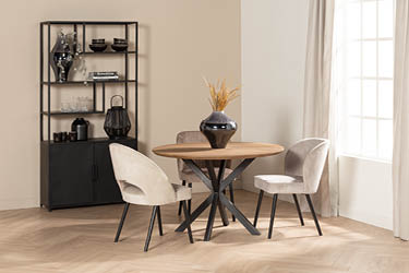 Beige eetkamerstoelen met een moderne eettafel