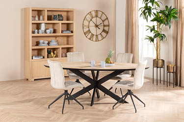 Wandkast eiken hout in eetkamer