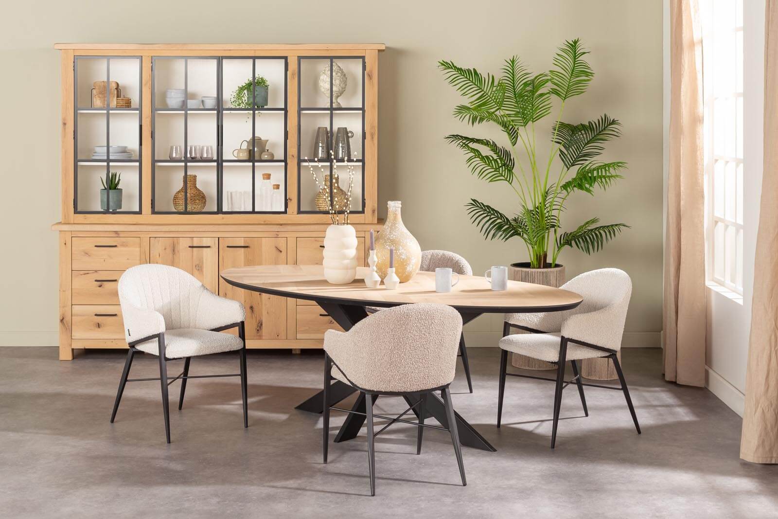 Eettafel eiken ovaal met zwarte tafelpoot