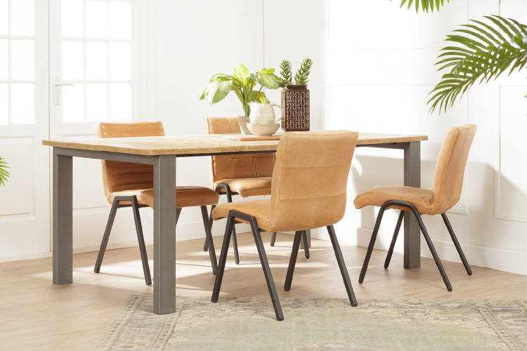 Eettafel rechthoekig met bruine eetkamerstoelen