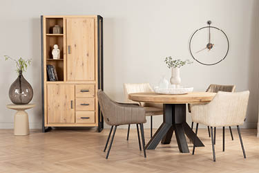 Eiken eettafel met eetkamerstoelen