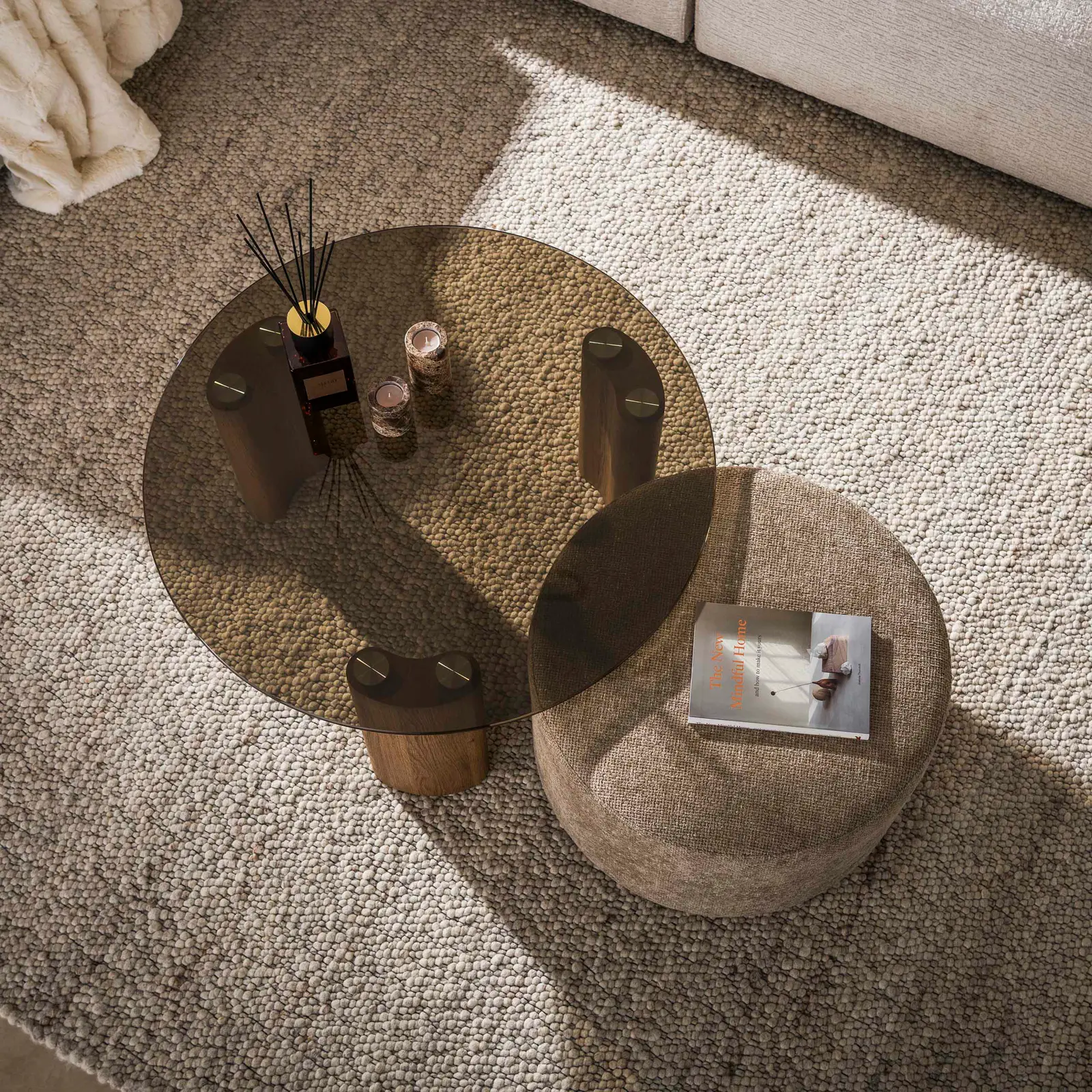 Salontafel set van 2 Tinto - rond 80/57 cm - Poef stof zand - Tafel rookglas bruin