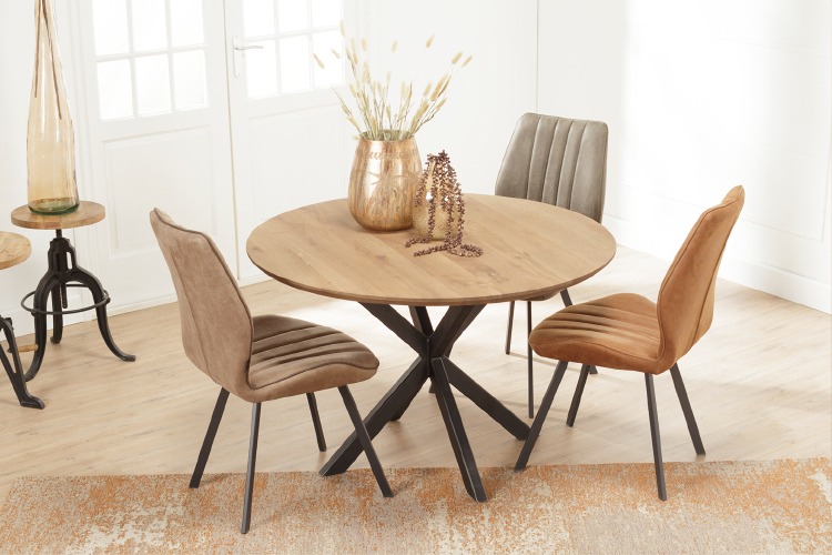 Ronde eettafel hout met eetkamerstoelen