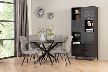 Zwarte eettafel met grijze eetkamerstoelen